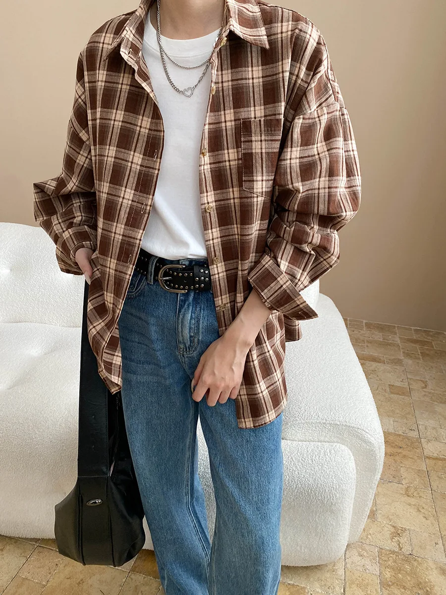 Vroege herfstsfeer, ontspannen en casual, geruite, los gelaagde overhemd met kleurblokken, gemaakt van geheel van katoen