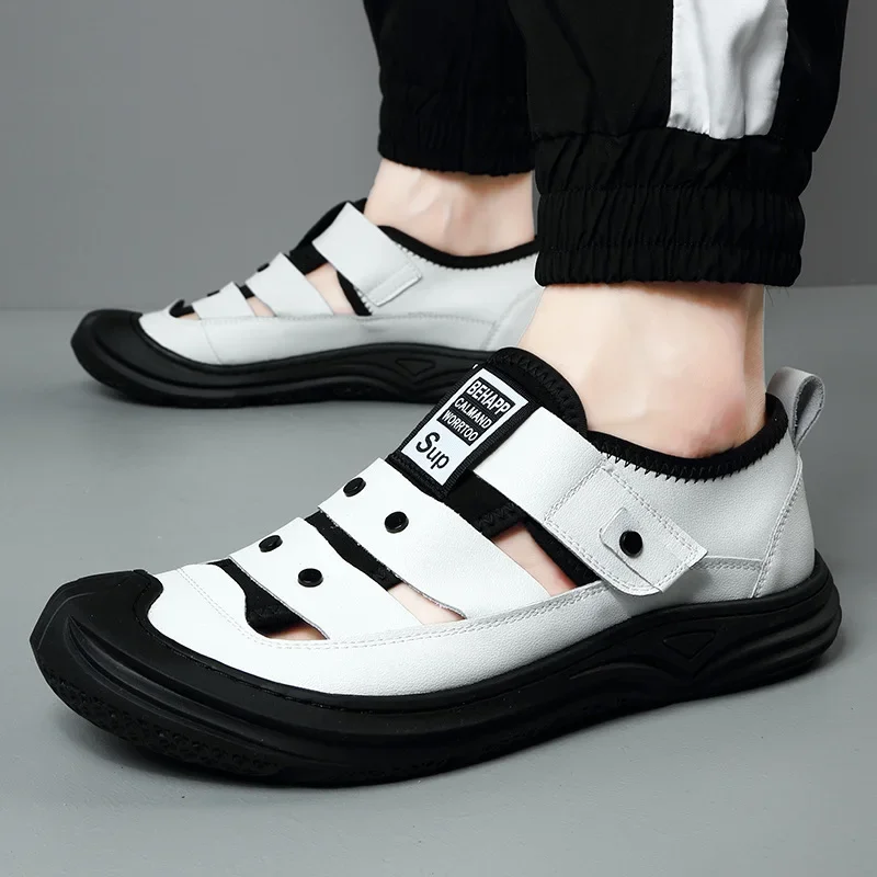 

Черно-белые сандалии. Летний удобный и дышащий стиль. Модная молодежная обувь для прогулок на пляже. Популярная мужская обувь.