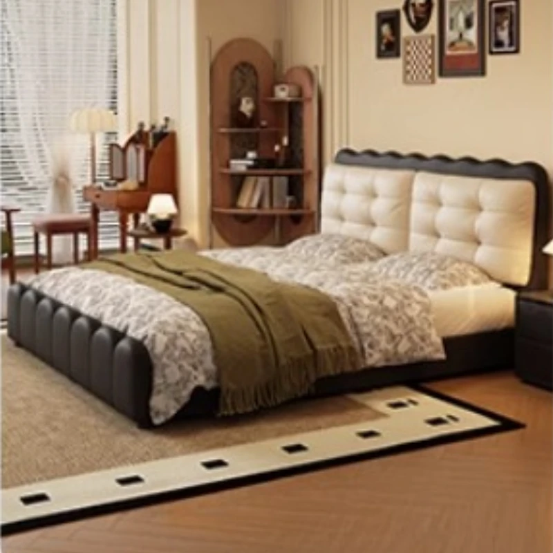 

Удобная деревянная двуспальная кровать. Роскошный дизайн из натуральной кожи. Современная кровать размера «queen-size», элегантная модная мебель.