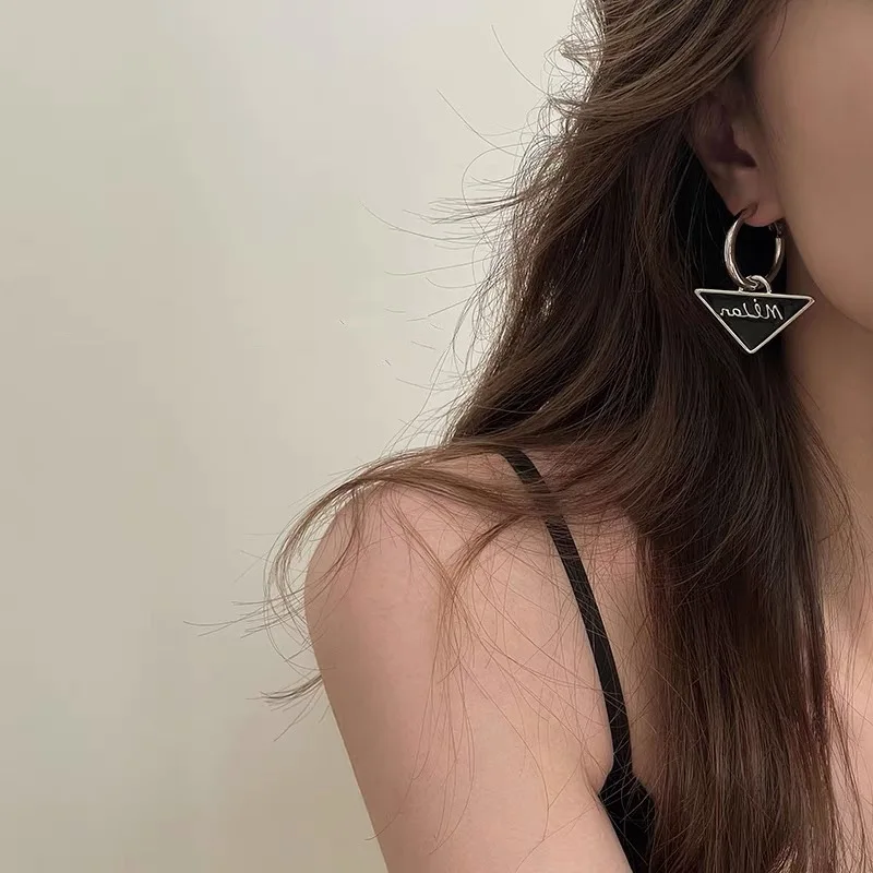 Black Triangle Letter Earrings 2024 New Italian Design Earrings High Quality Geometric Alloy Letter Earrings Drop Ear Rings