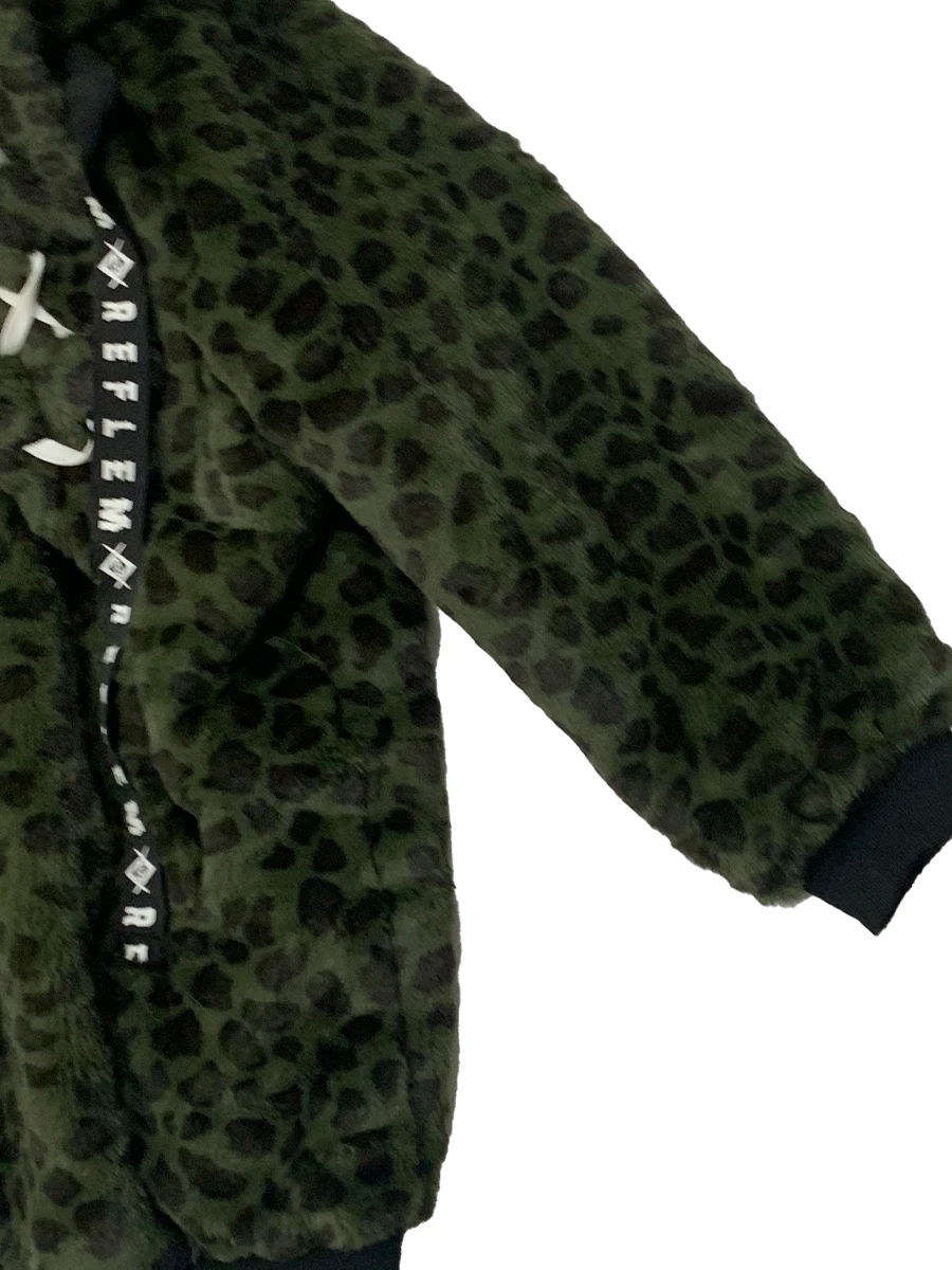 

tyle #26004 size m. fabric #62462 (please make sure I get the fabric) color #14. sleeve length 65. coat length 130. cut at wa