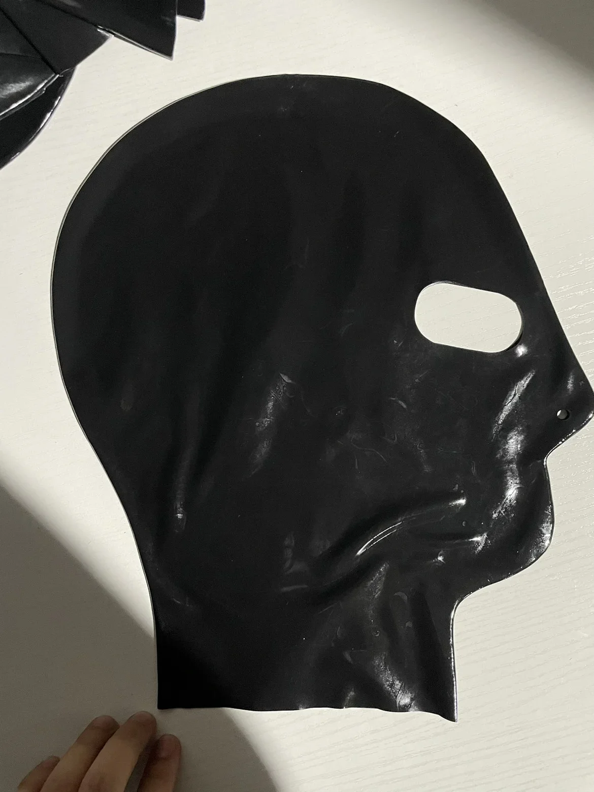 Defective latex headgear is on sale, one-time molding, seamless, glue-free, zipper-free, standard eye-opening piece.