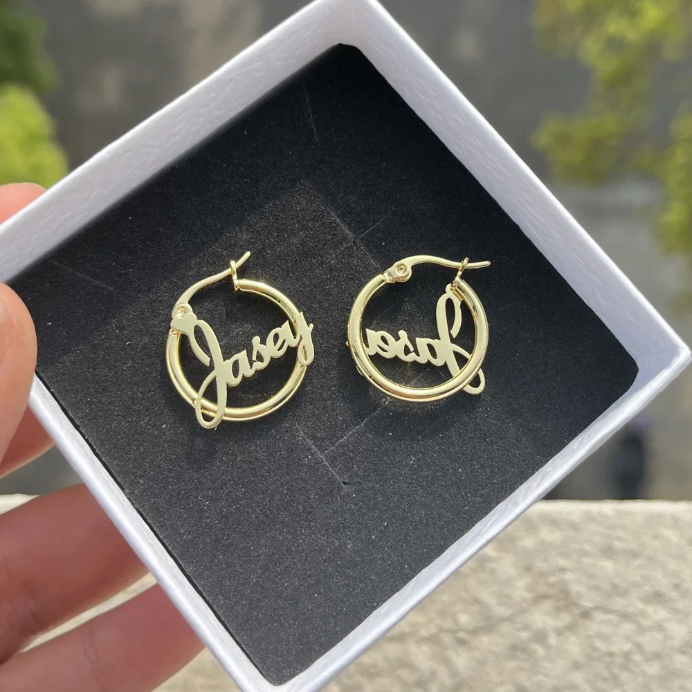 DUOYING Custom Typenschild Ohrringe Hoops 20mm 18K Gold Überzogene Edelstahl Brief Runde Ohrring Schmuck Für Kinder Geschenk