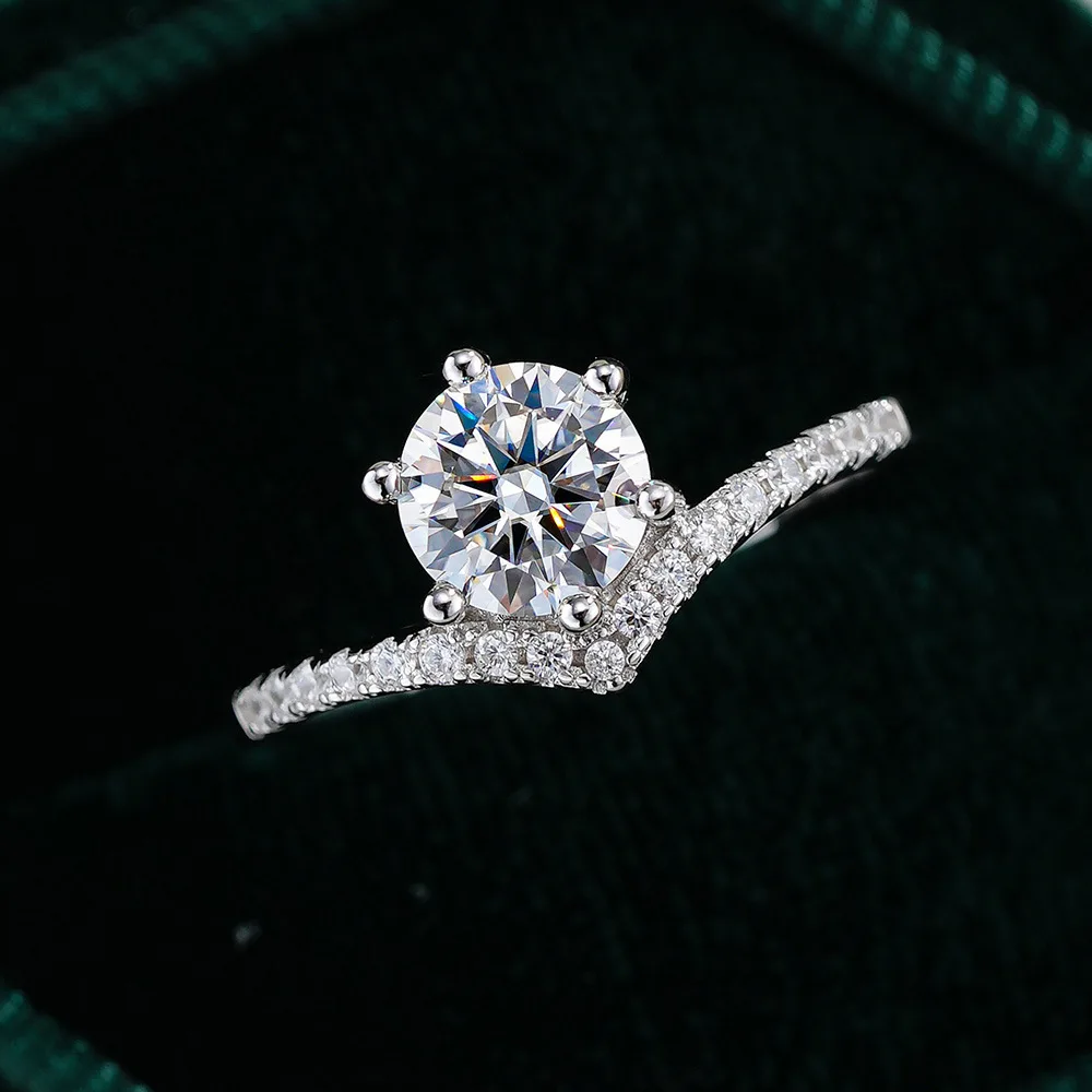 

JoyceJelly Moissanite Ring Fashion Women S925 Sterling Silver Ring Six-Prong Classic 1 Carat Ring V-Shaped Jewelry