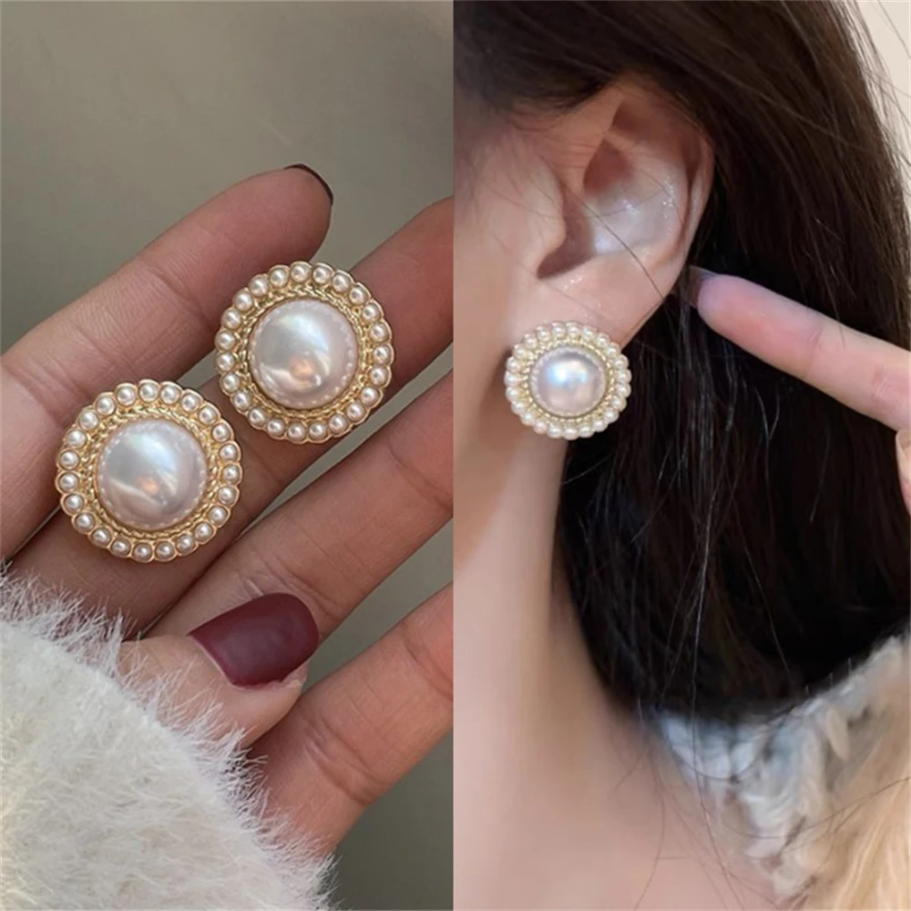 

WAKA Vintage Round Pearl Stud Earrings for Women Elegant Imitation Jewelry Classic Retro Style Ladies Wedding Party Accessories