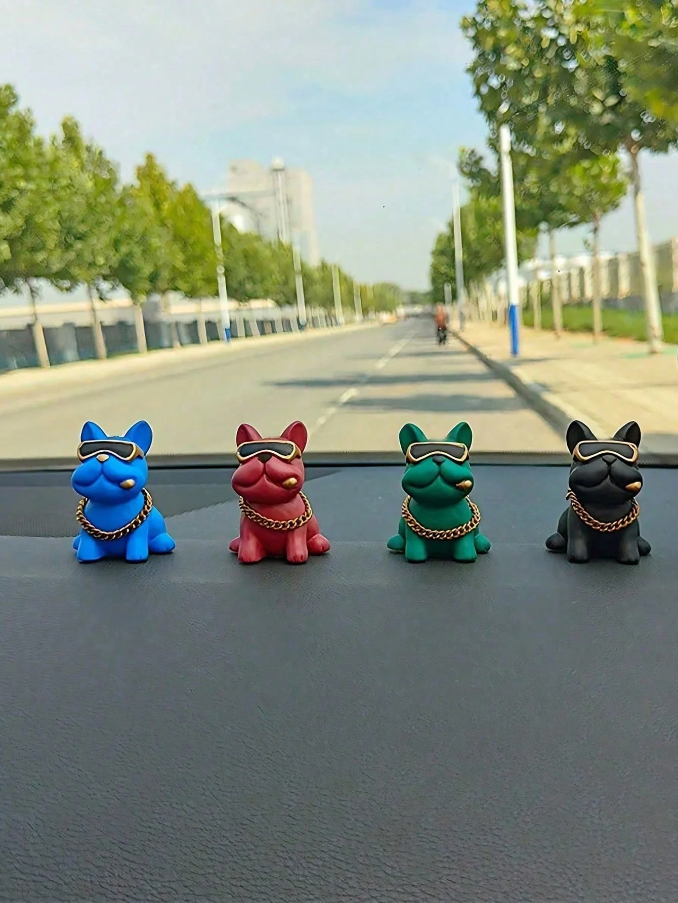 Decoração de carro de buldogue de resina fofa com corrente de ouro e óculos – ornamento de painel divertido para amantes de cães, acessórios de interior de carro humorístico