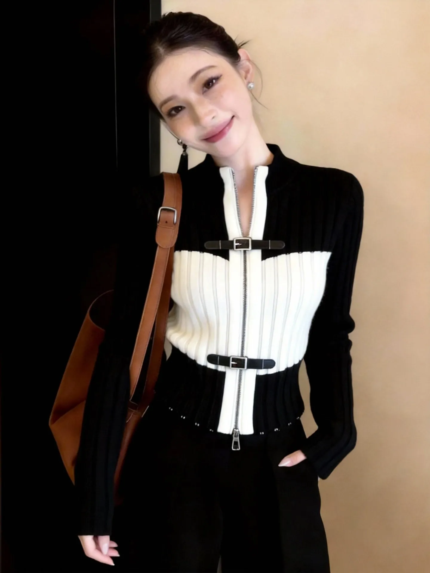 

Spring 2026 Luxury Knitted Zipper Cardigan Long Sve Bla White Color Blo Faionable Ele Top Women's Camere Sweater