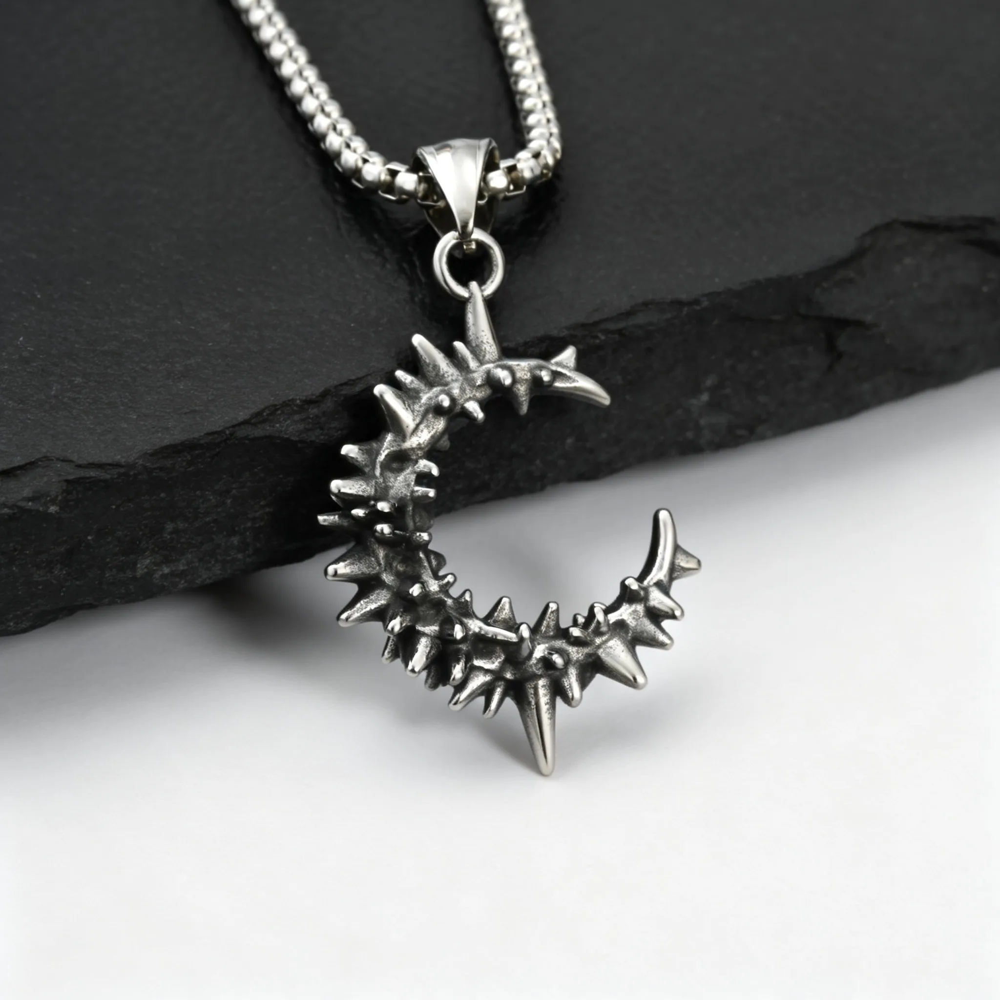 Gotische Dornenmond-Halskette für Männer und Jungen, Vintage Edelstahl C-Form Anhänger-Halskette, Geburtstagsparty Schmuck Geschenk – Detail 5