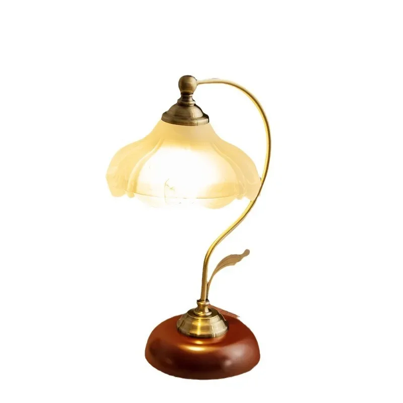 

European creative desk lamp, master bedroom ins girl typhoon bedroom bedside lamp, warm light, warm and romantic touch