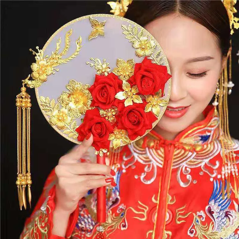 Vintage Chinese Fan Wedding Decoration Fans for Bride Gold Red Bridesmaid Handheld Fan Decor Dragon Phoenix Flower Exquisite Fan