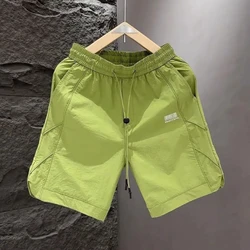 Tendência versátil verão masculino cintura elástica bolsos com cordão bordado moda casual seda gelo respirável na altura do joelho shorts