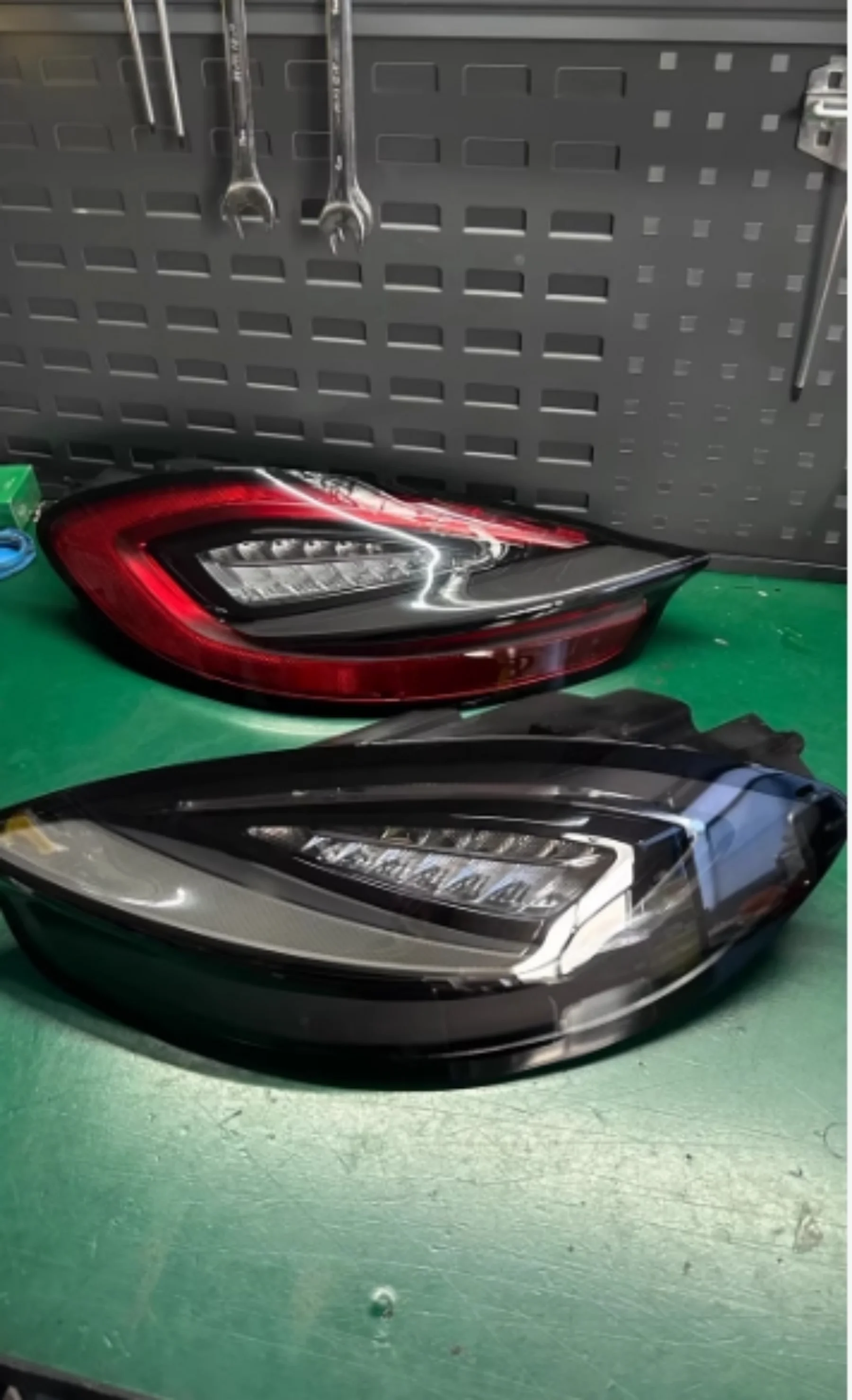 

Светодиодные задние фонари черного цвета для Porsche 981: стоп-сигнал, габаритный огонь, фонарь заднего хода, указатель поворота