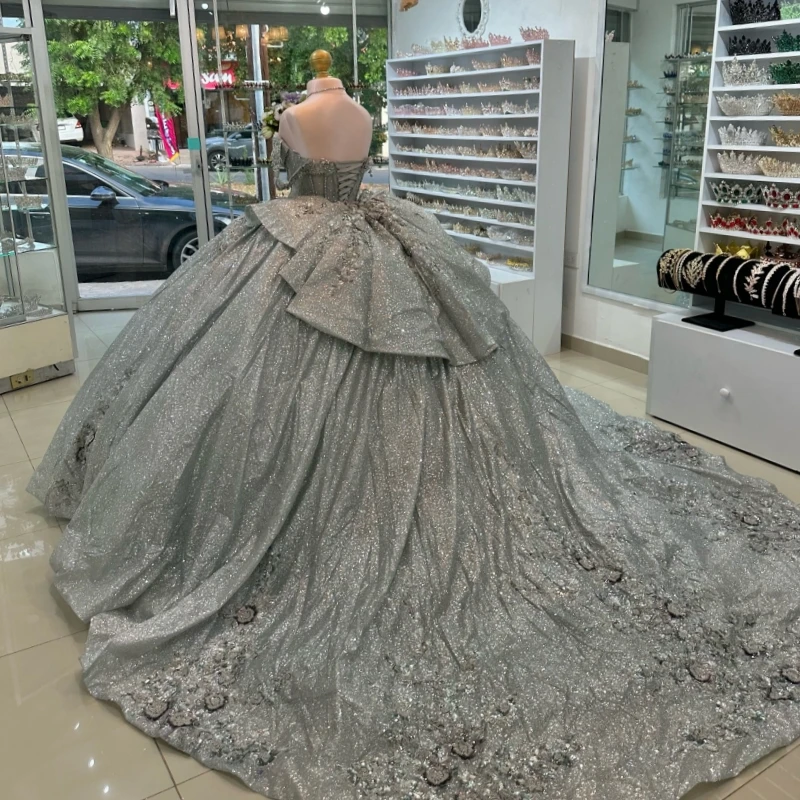 فساتين Quinceanera لامعة فضية قبالة الكتف الترتر زين الدانتيل الديكور كريستال مشد تول حفلة عيد ميلاد الحلو 16 فستان