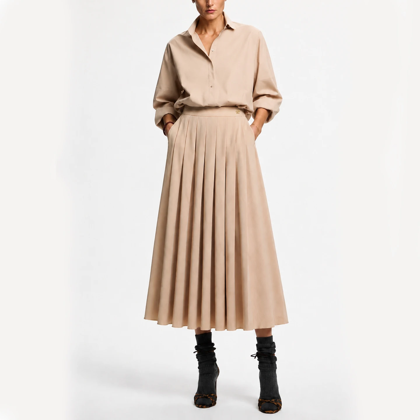 CH Damen Hochgeschnittener Plissierter Midirock Einfarbig mit Kleinem Gesticktem Logo Eleganter A-Linien-Rock für den Alltag – Detail 3