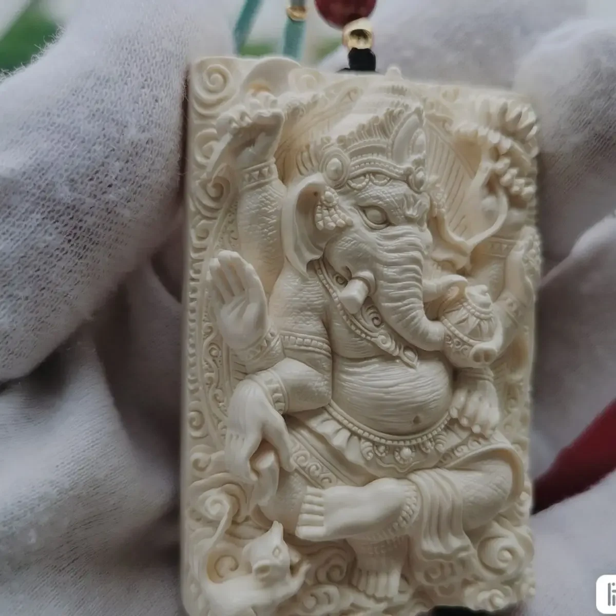 Colgante de Buda de Dios elefante de fruta de marfil Natural, tarjeta tallada a mano, colección de tallas de dientes con colgante para hombres y mujeres