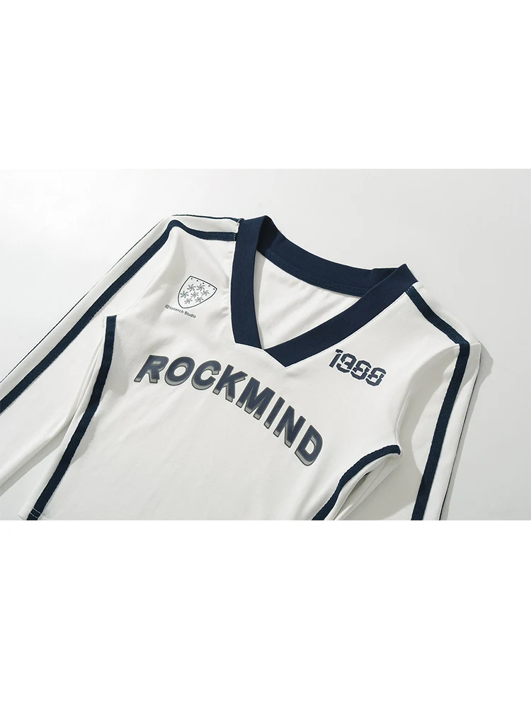 レトロアメリカン V ネック T シャツ レディース 長袖 スリムフィット ショートデザイン 甘くてスパイシーなトップス ユニークなスタイル プリント ファッション