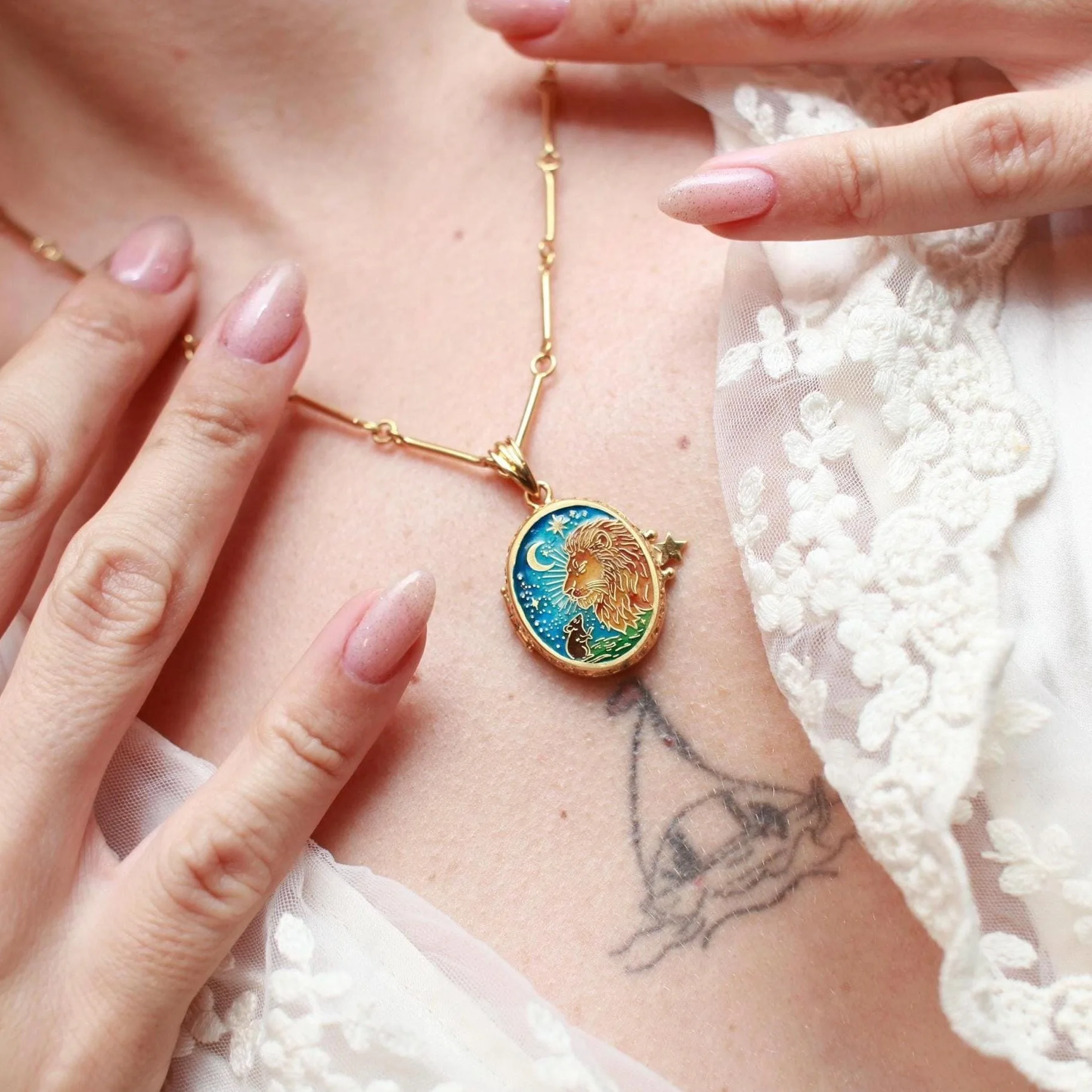 Vintage Enamel Openable Star Clasp Locket Necklace Zodiac Taurus Leo Rose Floral Pendant Gold Plated Brass Dainty Clavicle Chain