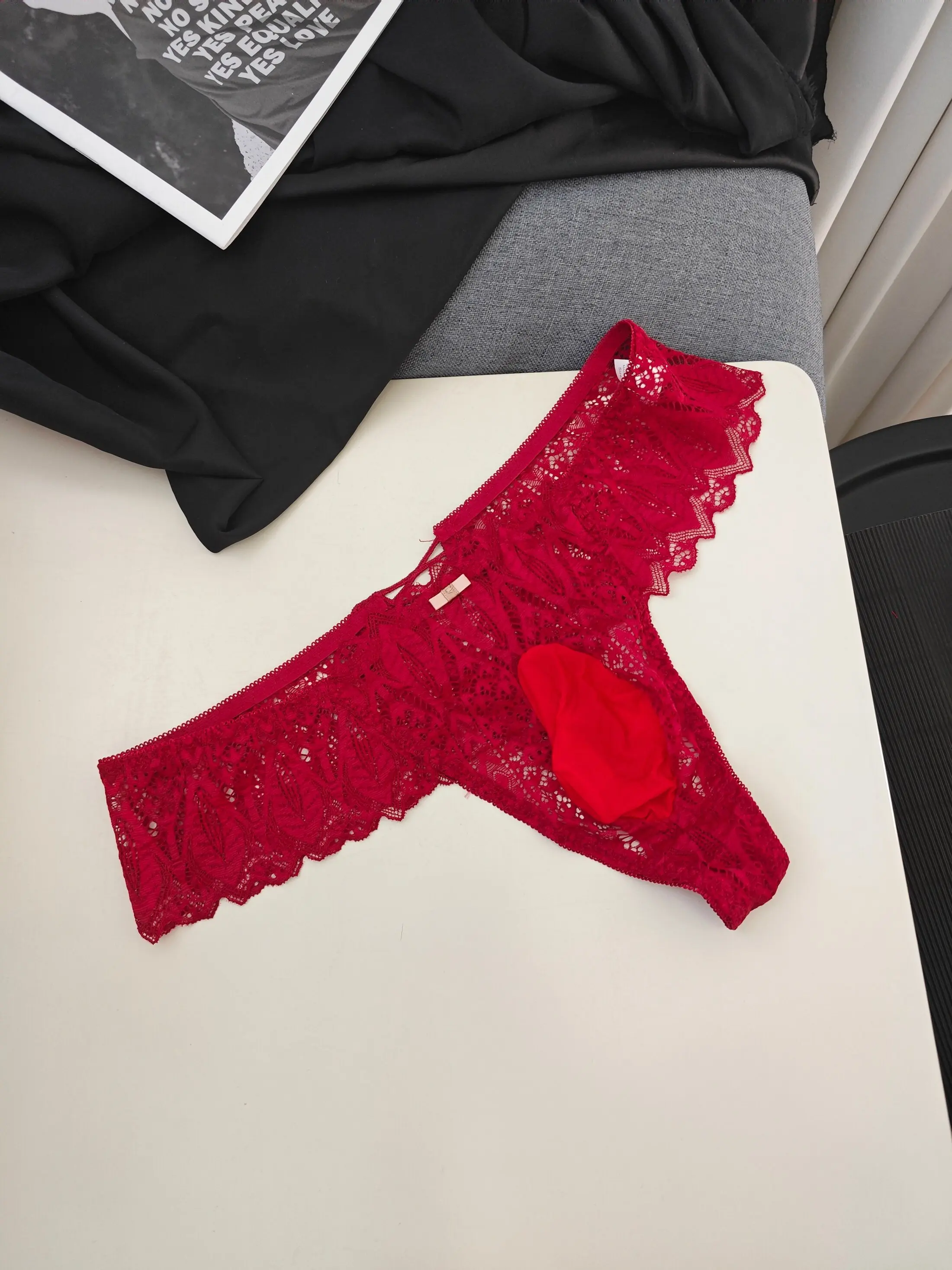 

Мужские кружевные трусы-брифы с перчаткой