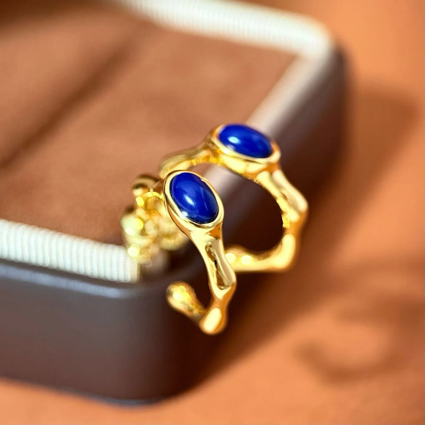 

Ins Designer Gold Natural Malachite/White Shell/Black Agate/Lapis Circle Ear Hoop & Open Finger Band Bamboo Unisex Jewelry Set