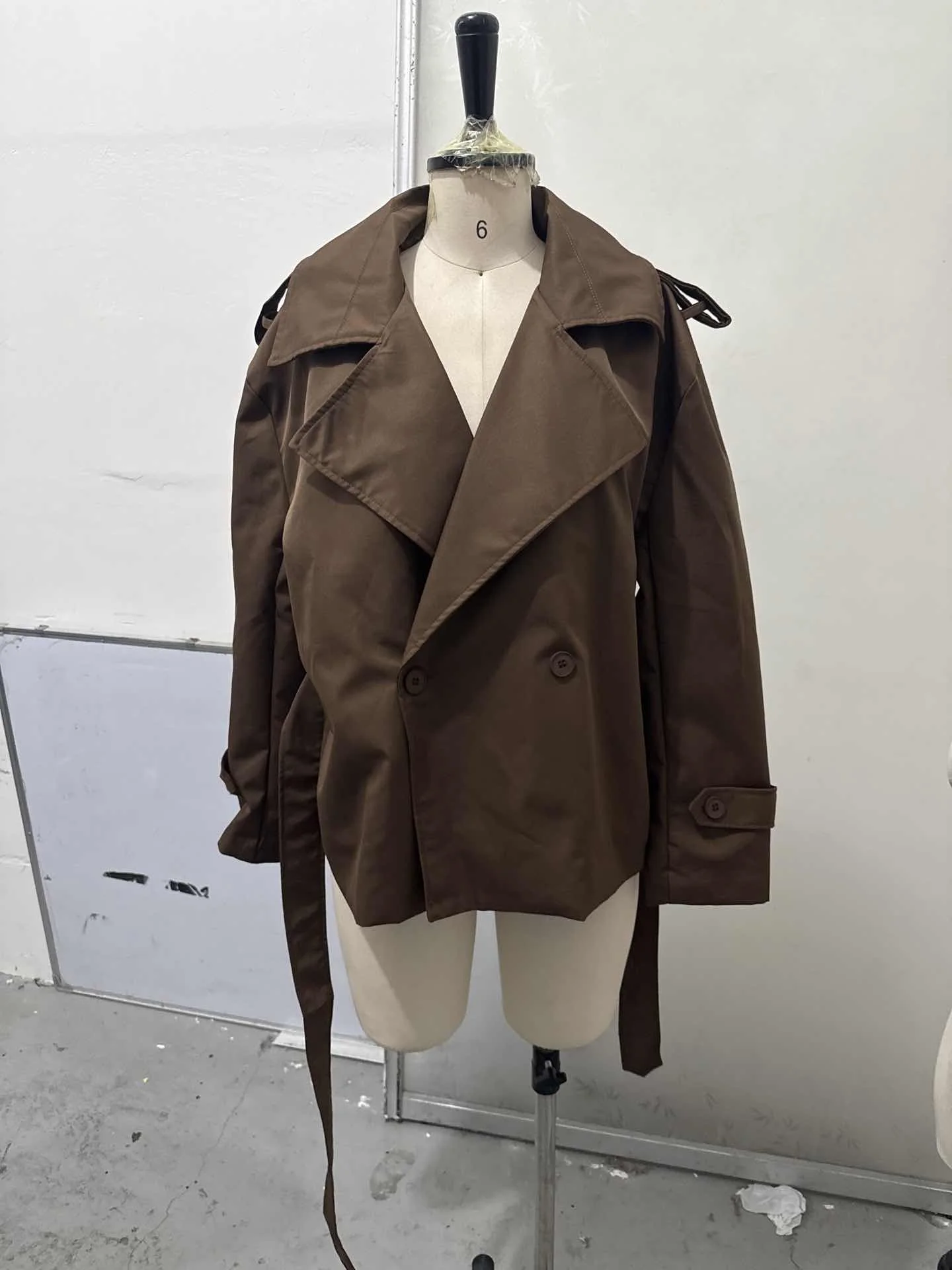 Damen-Windbreaker mit Schnürung, schickes Reverskragen, lange Ärmel, breite Schulter, kurze Mäntel, 2025, Herbst, elegante Pendel- und Alltagsjacke – Detail 8