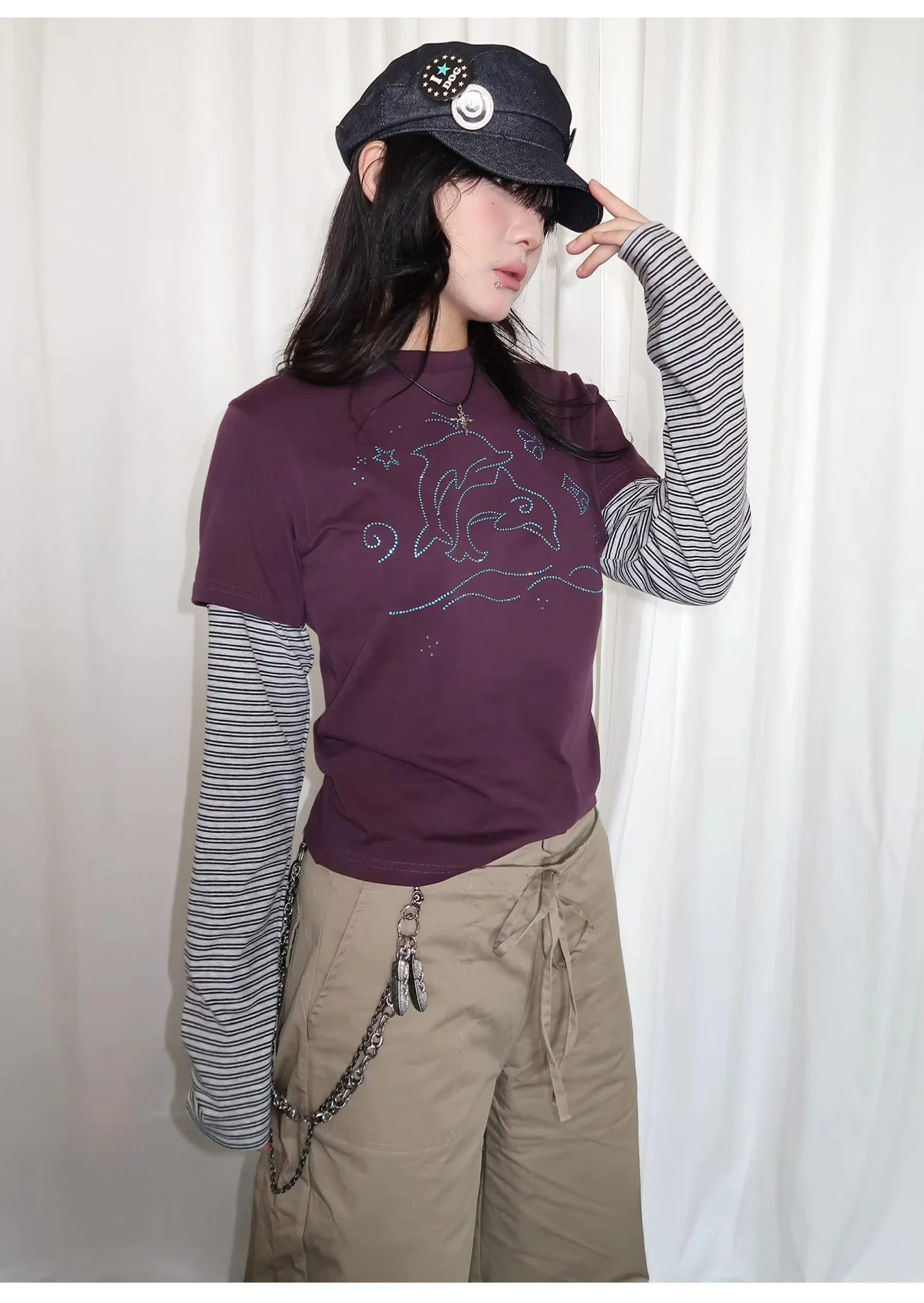 Damen Y2K Fake Zweiteiler Langarm-Oberteil mit Schwarz Gestreiften Ärmeln, Strass-Delfin-Print, Slim Fit, Süßes Alt-T-Shirt – Detail 14