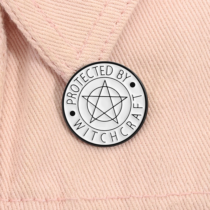 Pin esmaltado protegido por la brujería, símbolo misterioso, pentagrama, brujería, broche pagano, insignia de solapa, regalos de joyería para amigos