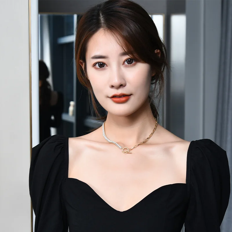 Nuova collana corta asimmetrica in acciaio al titanio e zirconio, semplice catena alla clavicola da donna, collana con chiusura in stile metallico