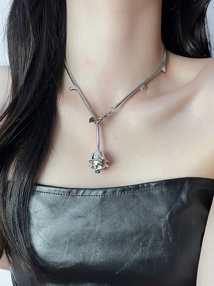 

New metal thorn rose bud women's high-end necklace