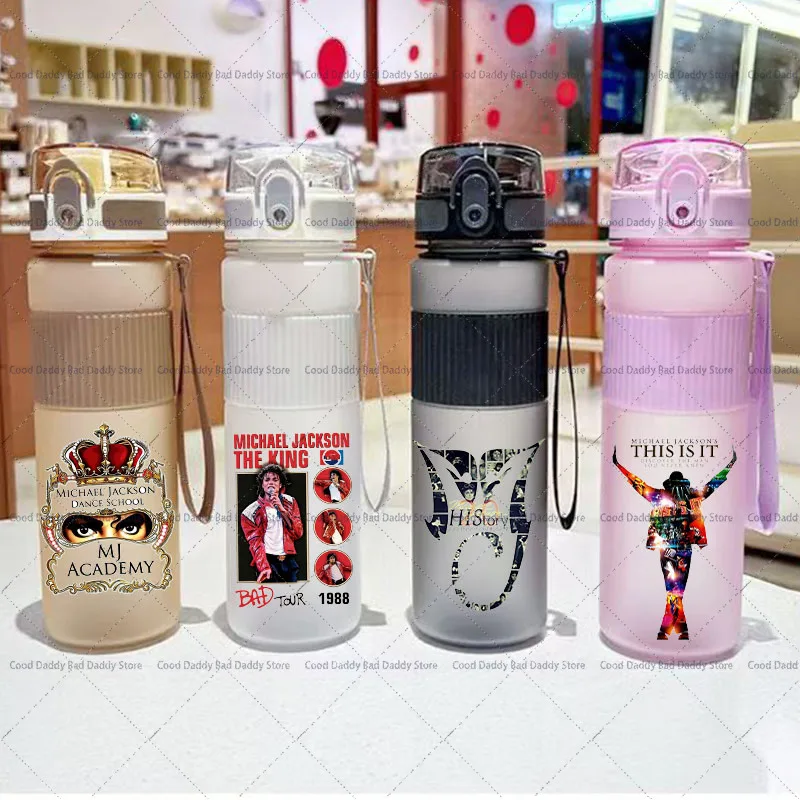 Спортивная-бутылка-для-воды-с-принтом-Майкла-Джексона-короля-поп-музыки-для-мужчин-и-женщин-пластиковая-кружка-для-активного-отдыха-с-ручкой-ремешком-сувениры-для-фанатов-mj
