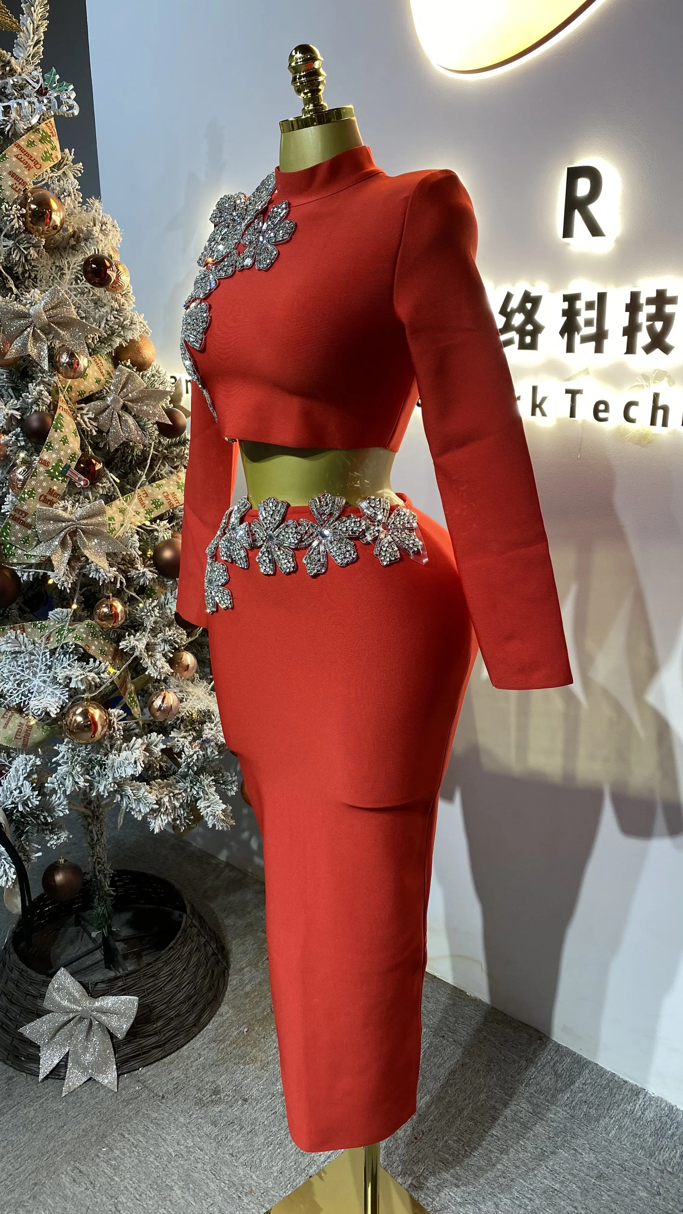 طقم ملابس علوية أنيقة بأكمام كاملة من الألماس المزين بالزهور معانقة على الورك - GZXX347