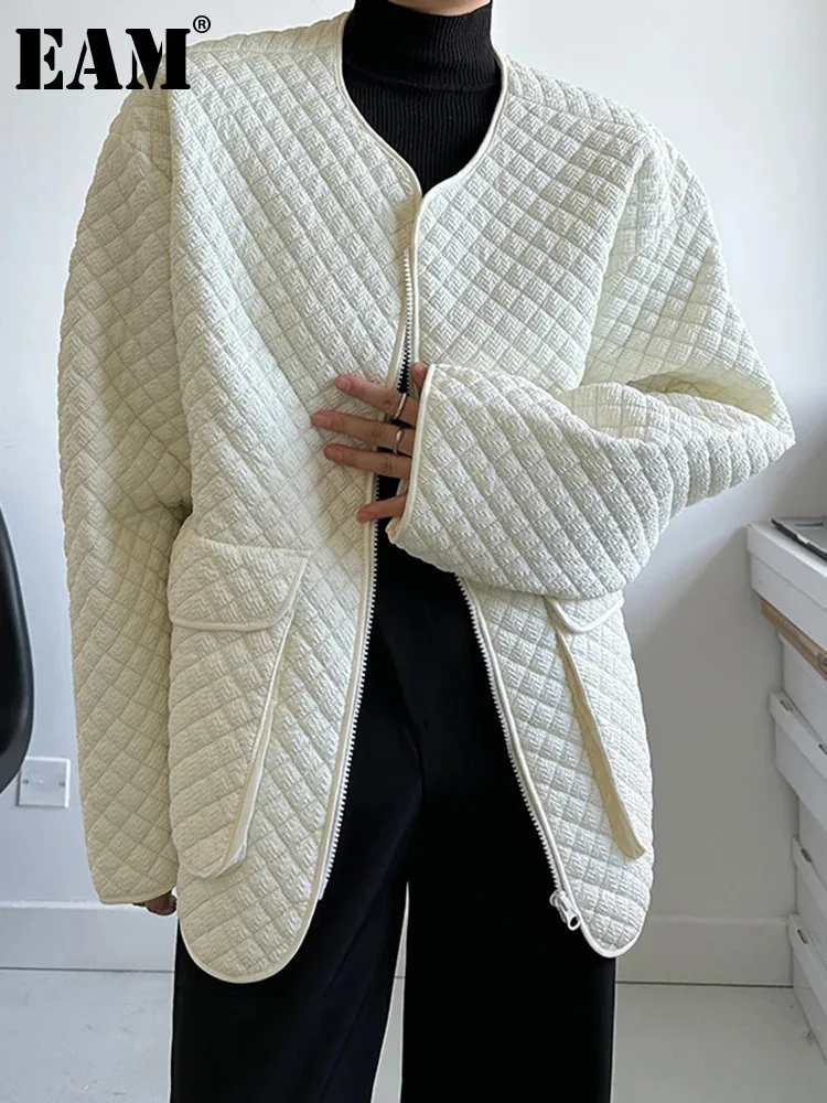 

[EAM] Beige Pocket Warm Big Size Cotton-padded Coat Long Sleeve Fit Women Parkas Fashion Tide New Autumn Winter 2024 1DH1754