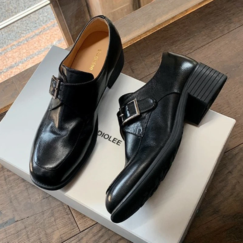 الفاخرة حزام مشبك تزيين صندل بكعب مكتنز المتسكعون النساء موضة جولة تو الخياطة تصميم كعب منخفض مضخات النمط البريطاني Zapatos Mujer