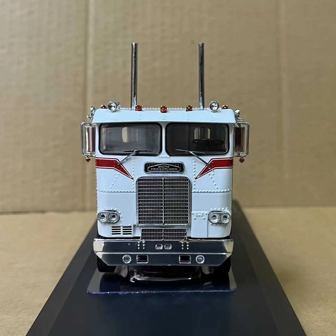 IXO 1:43 Scale US FREIGHTLINER COE 1976 Truck Trailer Head Simulation Alloy Car Model Diecast Toys Vehicle Collectible Souvenir