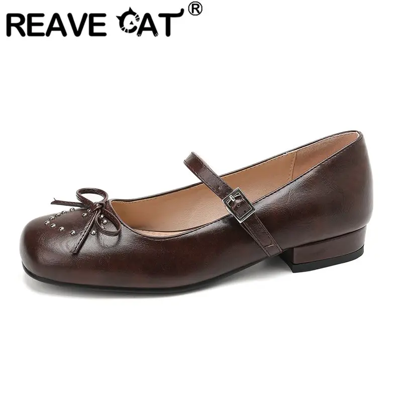 

Женские туфли REAVE CAT черные, на плоской подошве, с квадратным носком, ремешком с пряжкой, бантом и заклепками, большие размеры 41, 42, 43, повседневная обувь ручной работы, мягкая обувь для ежедневной носки