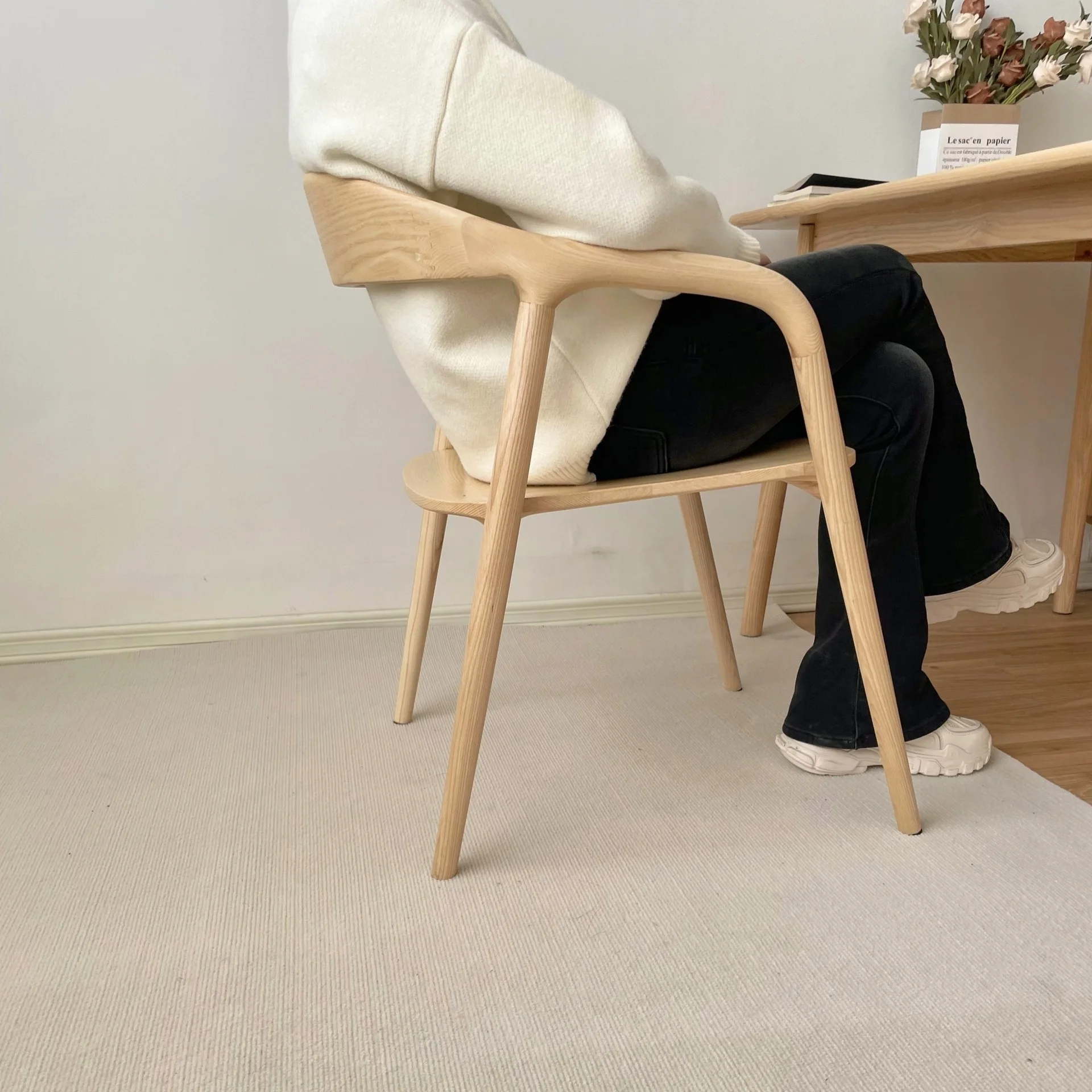 เก้าอี้ไม้แอชเนื้อแข็งสไตล์นอร์ดิก ชูเม็ต หรูหราแบบเรียบง่าย สไตล์วาบิ สำหรับใช้ในบ้าน มีที่วางแขน เหมาะสำหรับรับประทานอาหาร คาเฟ่ โต๊ะเจรจาธุรกิจ รุ่น T &