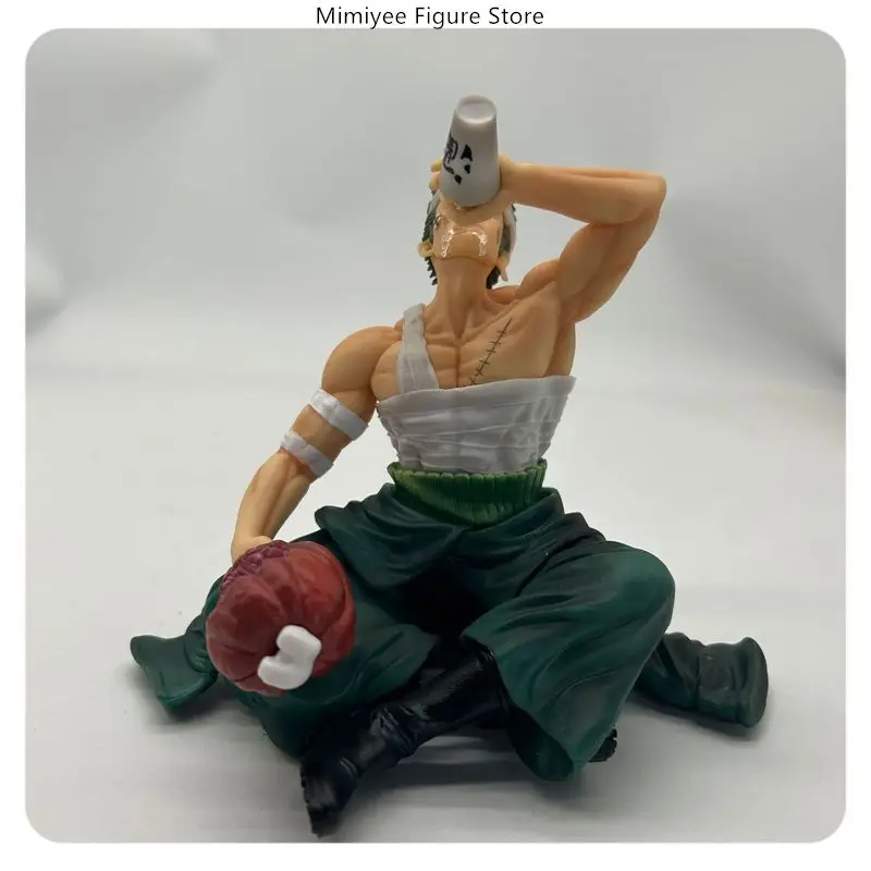 

Фигурка аниме-персонажа Ророноа Зоро из One Piece, 15 см, в сидячей позе, пьющий алкоголь, с повязкой на руку, настольное украшение, подарок