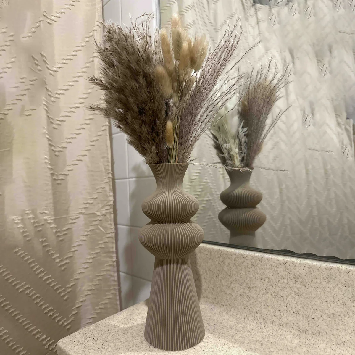 Eine moderne und minimalistische Kunststoffvase, geeignet für Wohnzimmer, Studien, Büros oder Ausstellungshallen und ist sehr gut für