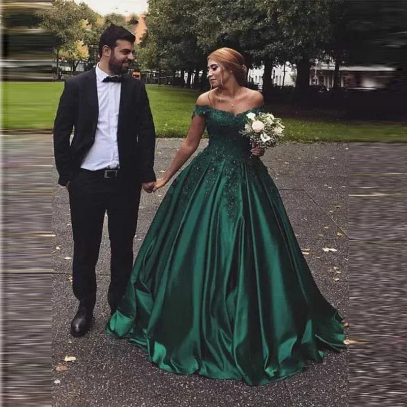 カスタマイズされた2026年新作グリーンオフショルダーイブニングドレス、スイートハートネック、ビーズアップリケ、サテンローブドソワレ、ボールガウン