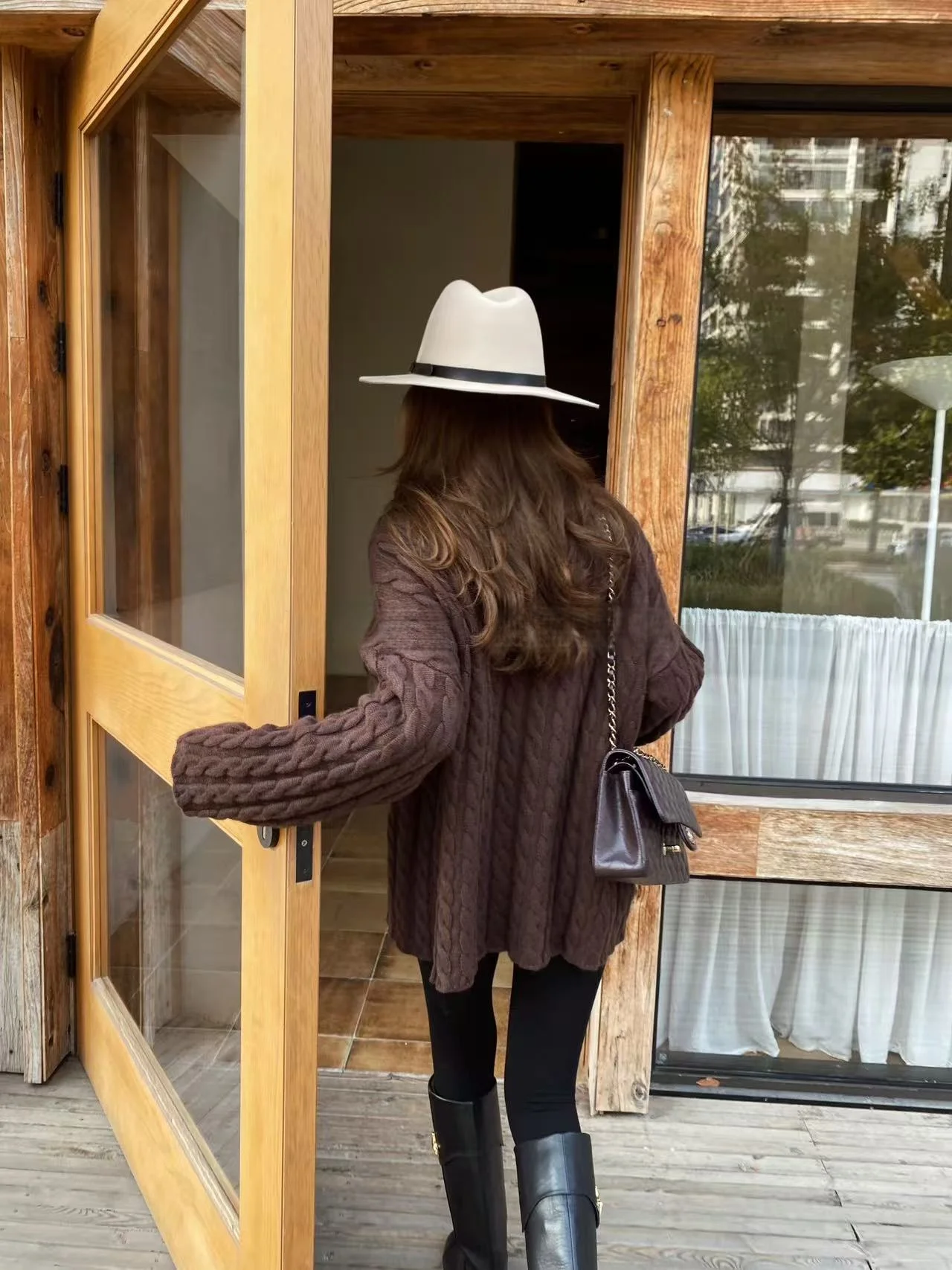 เสื้อสเวตเตอร์แคชเมียร์คอสูงสไตล์เรโทรสำหรับฤดูใบไม้ร่วงและฤดูหนาว ทรงหลวม หนา สไตล์ลำลอง ลายบิดเกลียว เหมาะสำหรับใส่เป็นเสื้อตัวใน