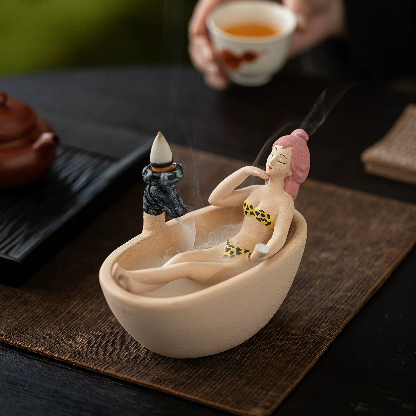 Bathing Beauty Backflow Incense Burner， Creative Lady Figurine Ceramic Incense Holder， Tea Pet Ornament for Tea Table Home Offic