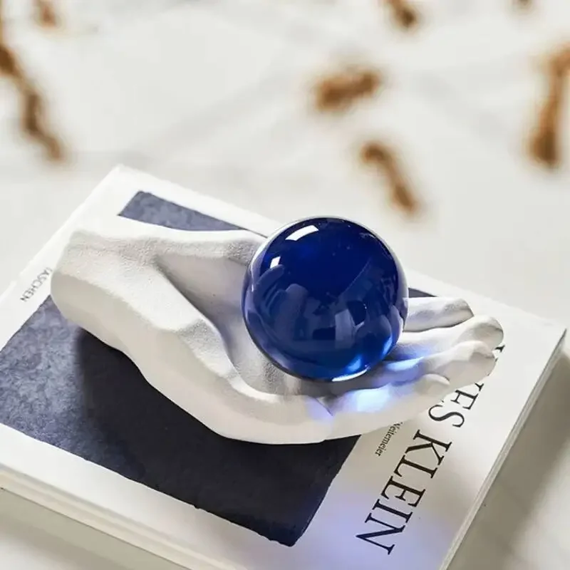 Resin Handicrafts Geometric Crystal Ball Palm Ornament Artistic Hand Sculpture Ball Handler Decorative Figurines Home Decoration