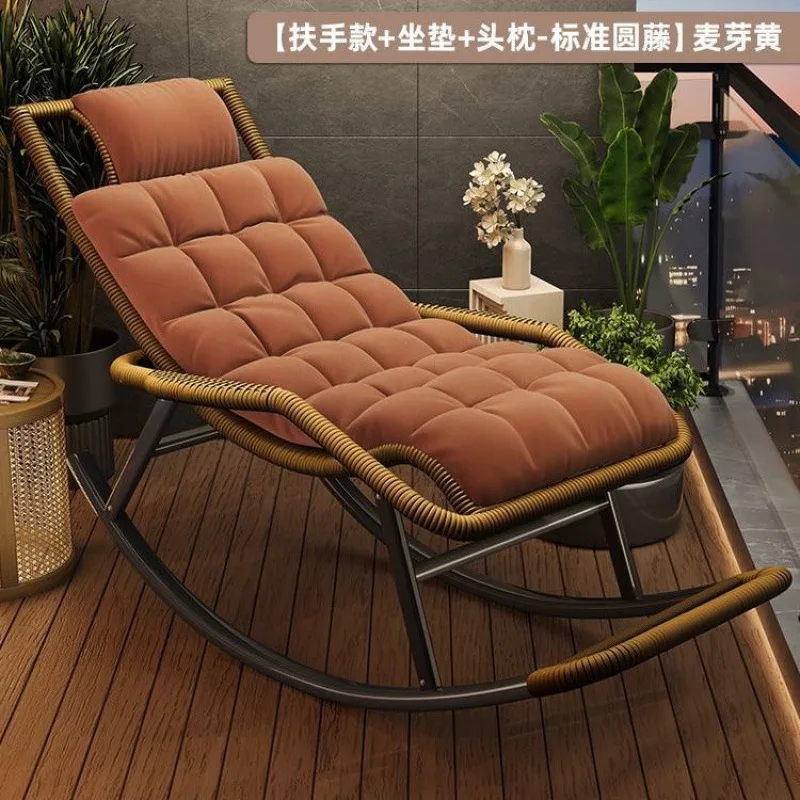 كرسي هزاز جديد من الخيزران في الهواء الطلق قيلولة رجل عجوز كسول