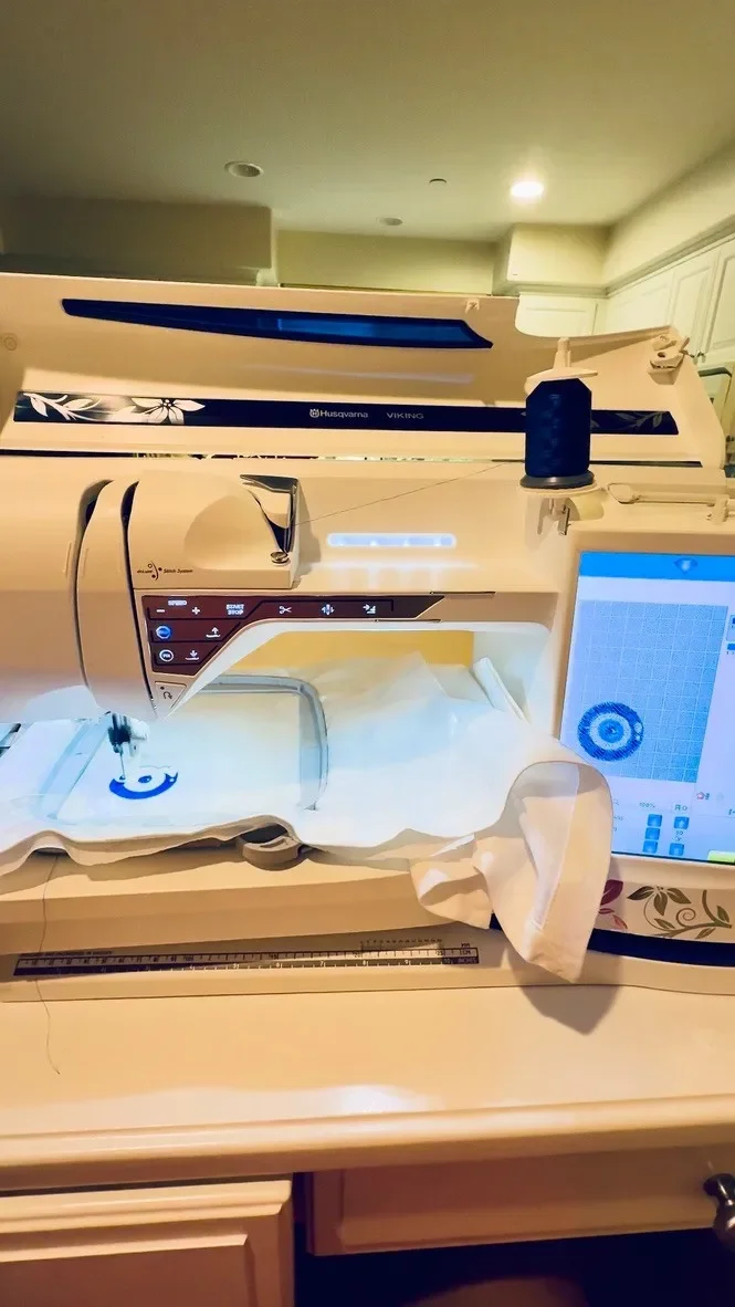 

Husqvarna Viking Designer Diamond Royale-Embroidery+Sew+Quilting/Machine Combo