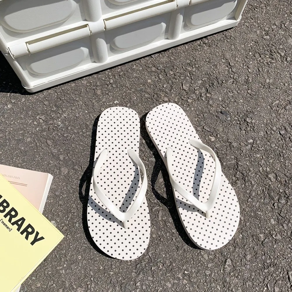 Lightweight Polka Dot PVC Rubber Flip Flops Flat Sole Pool Non Slip Thong Sandals Outdoor Shower Summer Beach Sandals Poolside