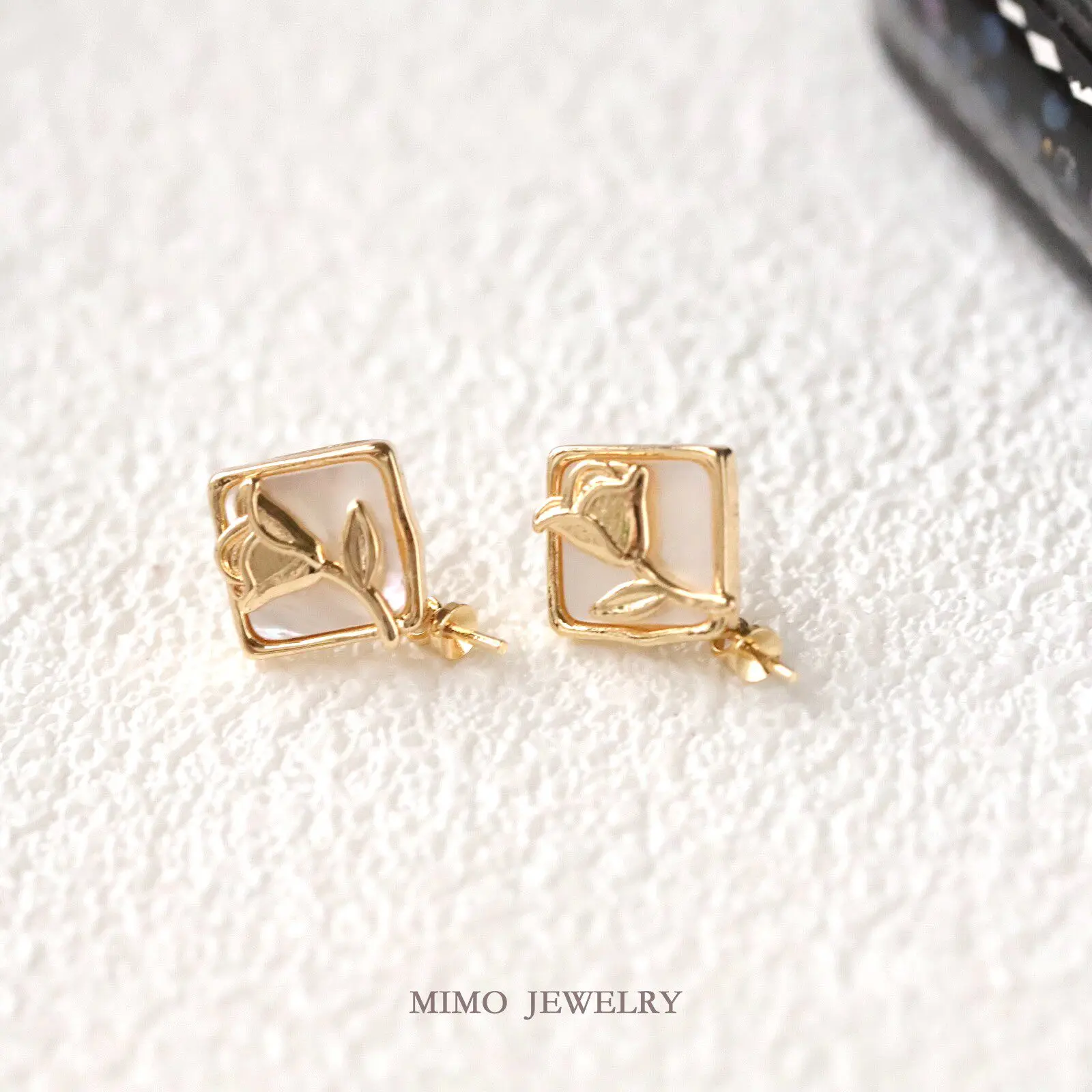 

Серьги-гвоздики из серебра 925 пробы с медным покрытием и позолотой, с квадратной белой розой из фритиллярии, аксессуары для рукоделия