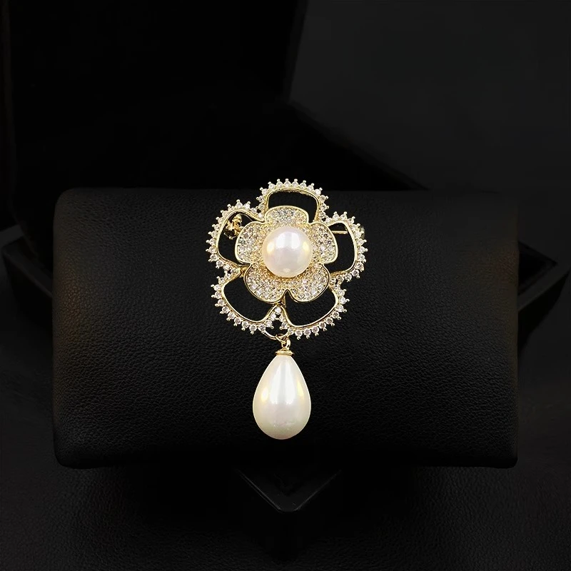 

Luxury Camellia Flower Brooch for Women Suit Golden Lapel Pin Cardigan Neckline Pearl Pendant Corsage Jewelry Wedding Gifts 5127