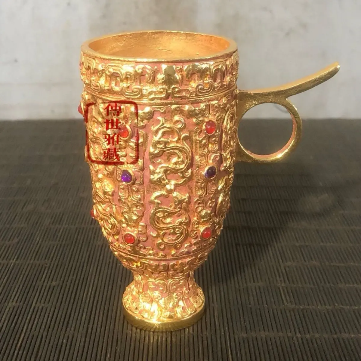 Treasured gilded cup, made in the year of Zhenguan, with embedded gemstone wine bottle craftsmanship