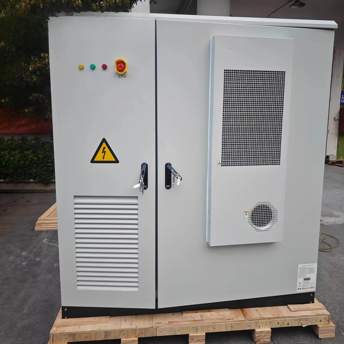 Système de stockage extérieur de batterie 100KW d'armoire solaire de refroidissement par air avec l'EMS et le système d'énergie de PV