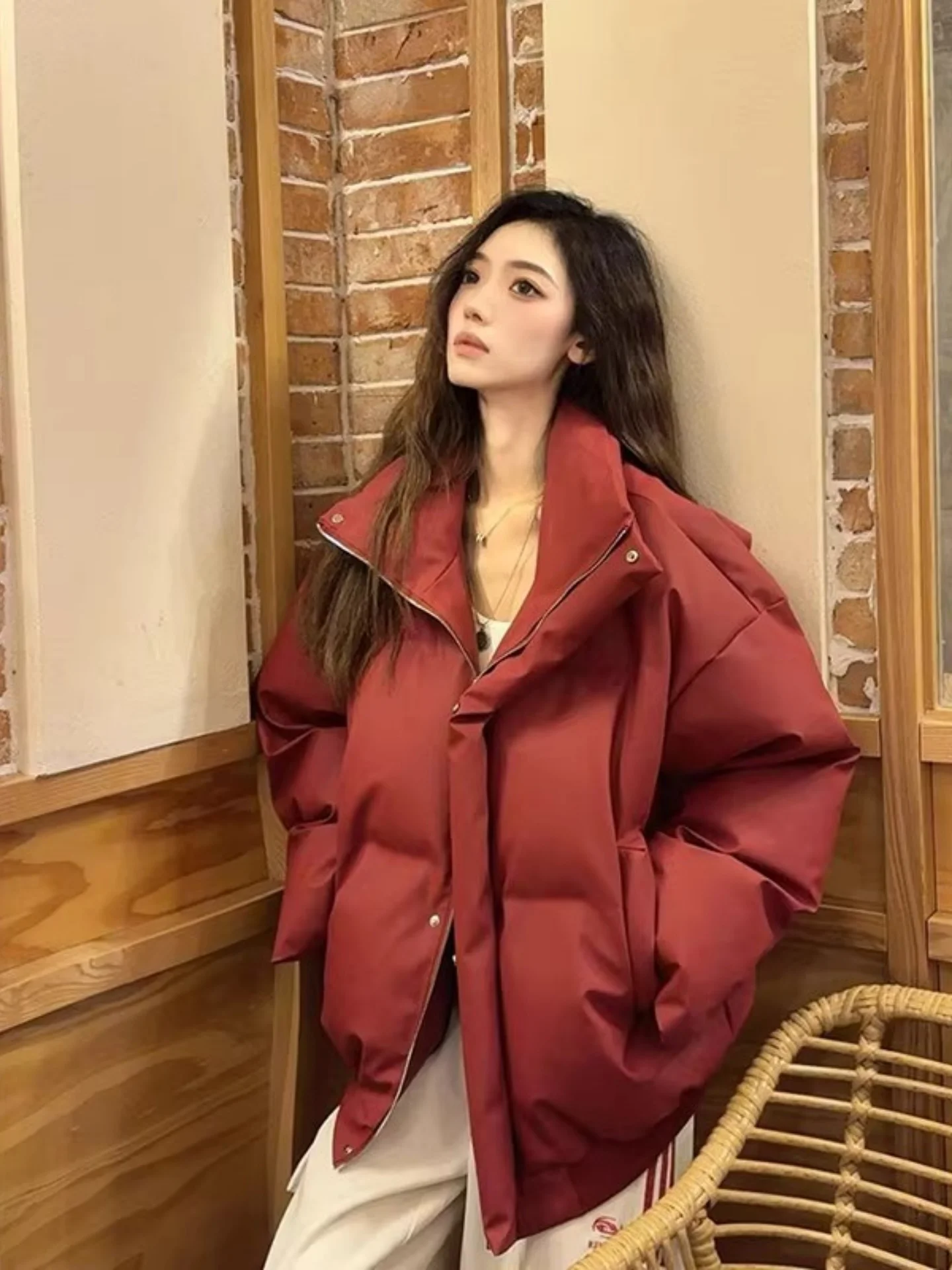 

Теплая красная куртка из искусственной кожи с утеплением из хлопка для мужчин и женщин, зимняя верхняя одежда в американском стиле, с воротником-стойкой, объемная.