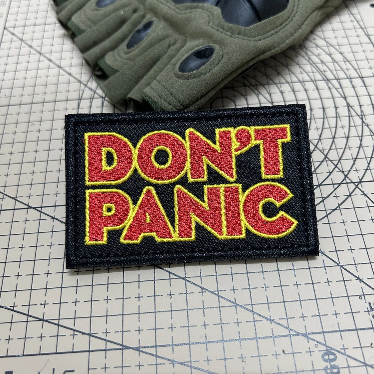 

DON'T PANIC black and red color matching hook-and-loop embroidery patch is used for clothes, bags, hats and decorative gifts.